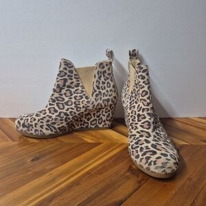 TOMS Women's Kelsey Wedge Booties Tan Leopard Print Suede, Sz. 9M, Modern Casual